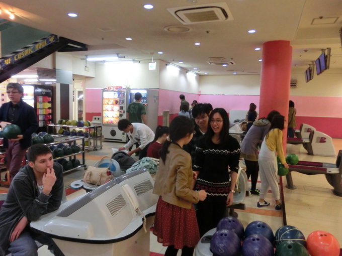 スガイディノスボウルで開催された留学生と日本人学生の「ボウリング大会」の模様