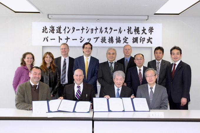 北海道インターナショナルスクールと札幌大学のパートナーシップ提携協定調印式