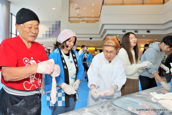 19年度留学生交流会 もちつき大会 を開催しました 国際交流 札幌大学 札幌大学女子短期大学部