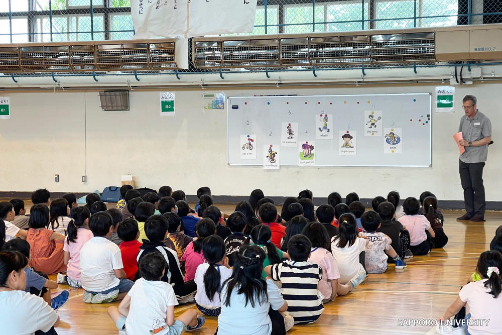 本学学生が近隣小学校で英語授業を実施しました｜学生の活動｜札幌大学