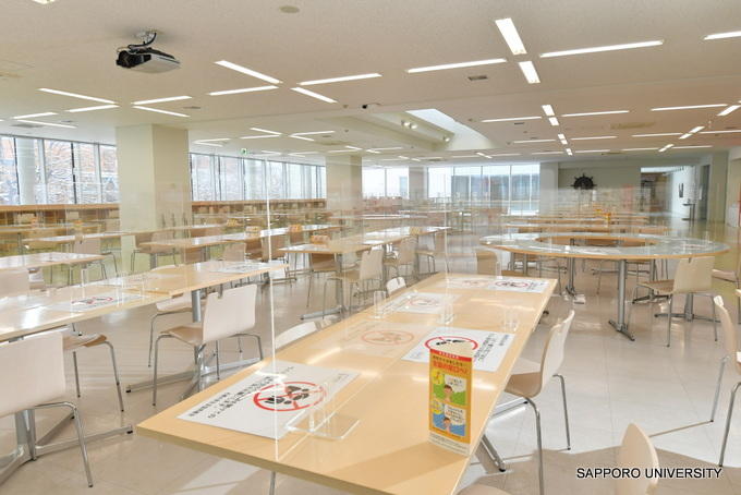 コロナ対策 飛沫によるウイルス感染対策として大学会館にアクリル板を設置しました Su News 札幌大学 札幌大学女子短期大学部
