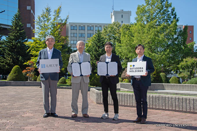 富山浩樹氏・東海林拓氏・荒川裕生理事長・大森義行学長