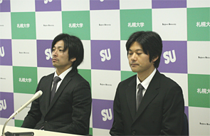 サッカー部の専従コーチに就任する古川毅氏(右)と池内友彦氏