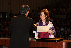 卒業証書を受け取る外国語学部総代 寺嶋斐美さん