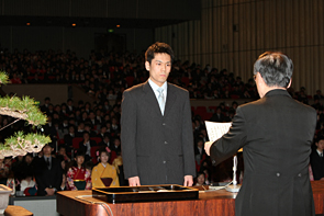 特別表彰を受け取る経営学部 渡辺誠二さん