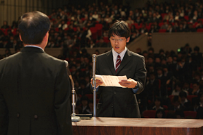 新入生宣誓を行う法学部 杉森舜さん