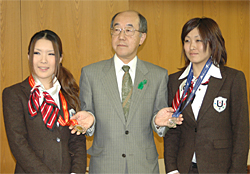 競技成果を報告した澤谷さん(右)と山本副知事(中央)、茂野さん(左)。
