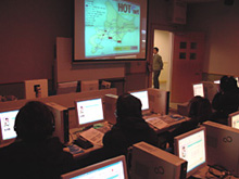 第4情報処理教室での授業が配信された第2情報処理教室の様子。
