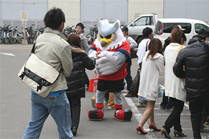 キャンパスに、コンサドーレ札幌のマスコット「ドーレくん」が登場