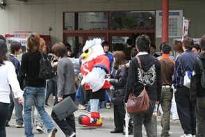 キャンパスに、コンサドーレ札幌のマスコット「ドーレくん」が登場