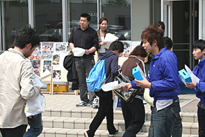 学生有志が、中国・四川大地震に対する義援金募集活動を行いました