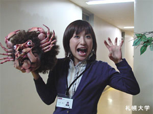 映画「壁男」の撮影が本学サークル会館で行われ、主演の小野真弓さんが来学しました。