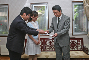 学生有志が、中国・四川大地震の支援募金を駐札幌総領事館に寄付しました
