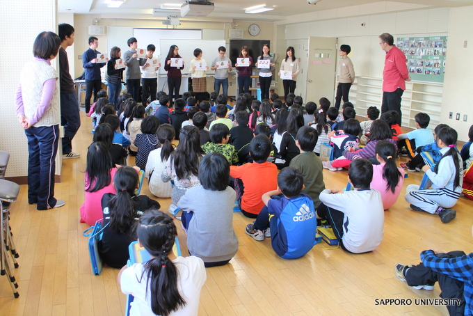 本学学生と留学生が近隣の小学校で英語の協力授業を実施しました 最新情報 札幌大学 札幌大学女子短期大学部 サツダイマッチング