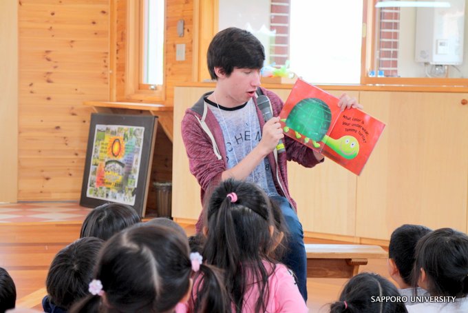 本学のアメリカ人留学生が大地太陽幼稚園の園児と交流しました 最新情報 札幌大学 札幌大学女子短期大学部 サツダイマッチング